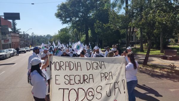 Ato em Lajeado exige políticas públicas aos atingidos pelas enchentes