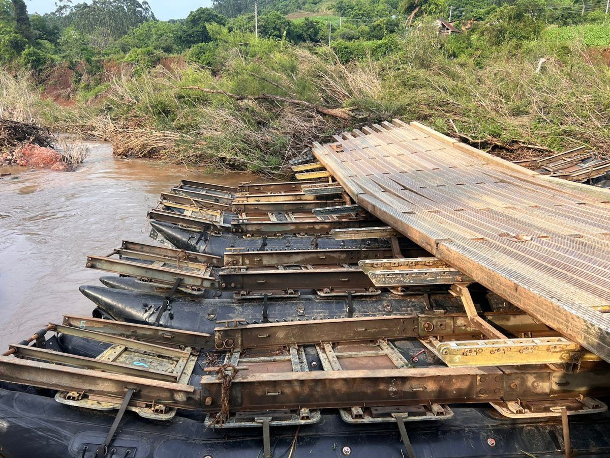 Exército recupera ponte arrastada em Sinimbu