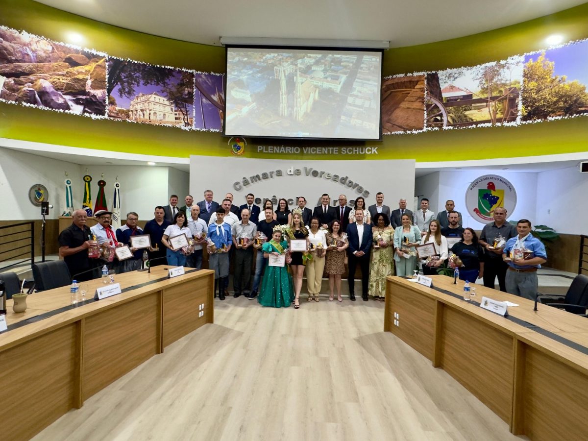 Sessão solene homenageia 17 personalidades, uma empresa e três entidades