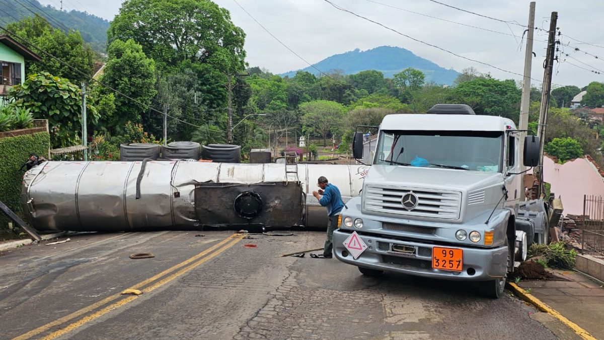 Carreta tomba e bloqueia trânsito na área central de Colinas