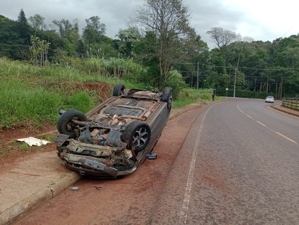 Carro capota no Montanha, em Lajeado