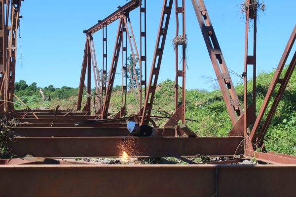 Destroços da Ponte de Ferro são cortados para transporte ao Parque Piraí