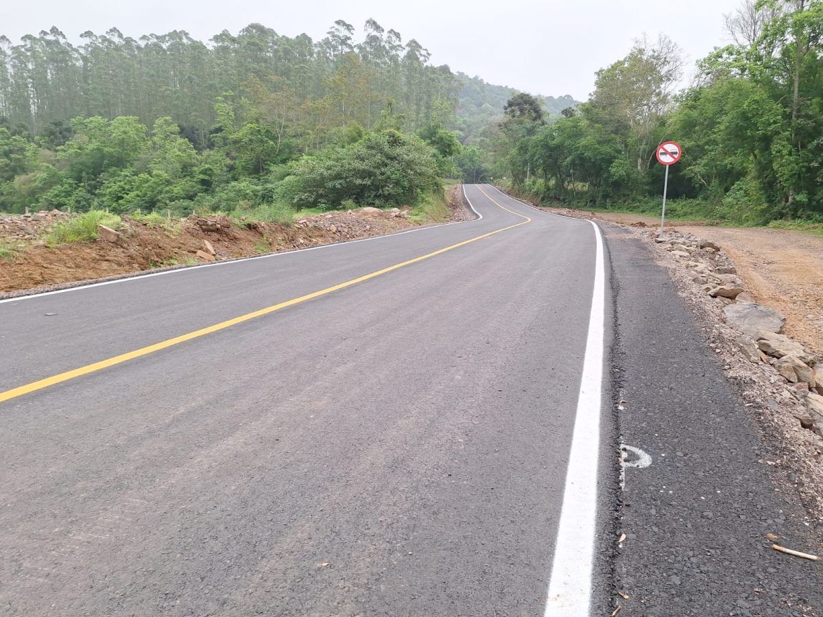 Estrada de Barra do Araguari recebe camada asfáltica