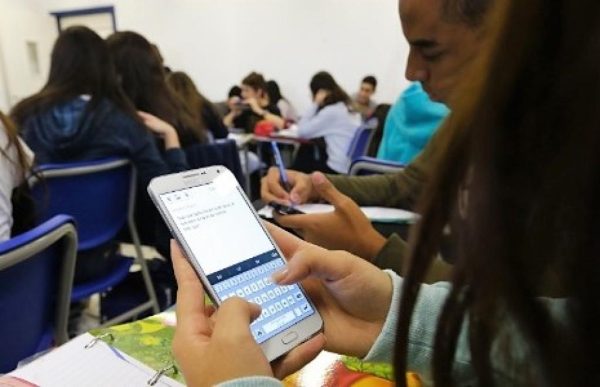 Proibir celulares nas escolas é mais uma lei inócua?