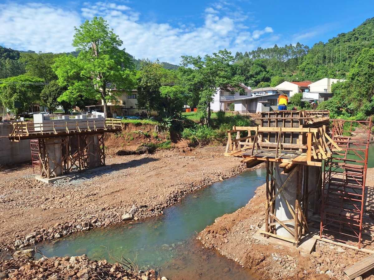 Obra de nova ponte avançam no centro de Canudos do Vale