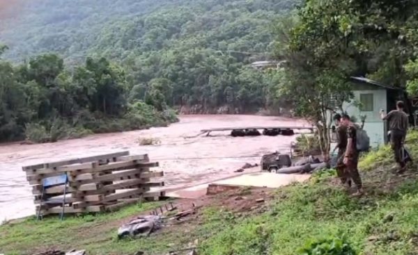 VÍDEO: força da água leva Ponte do Exército em Sinimbu