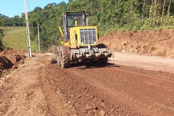 EGR executa manutenção em estradas que ligam a ERS-130 à Ponte do Exército