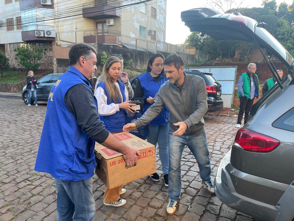 Urnas eletrônicas chegam aos municípios