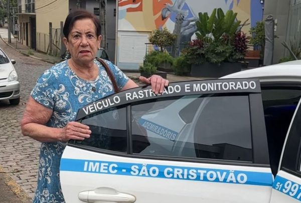 De táxi à democracia: dona Nilva garante o voto aos 69 anos