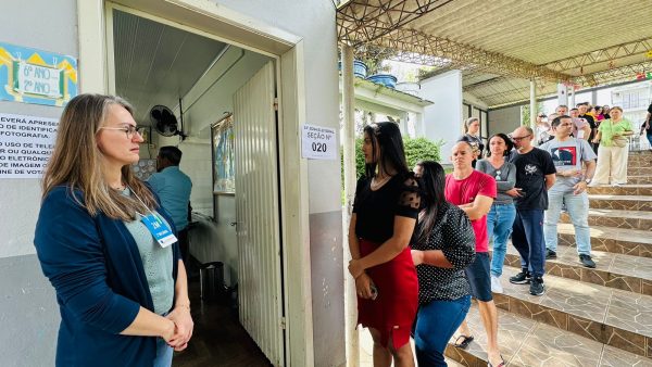 Problema em urna causa aglomeração de idosos na Escola Manuel Bandeira