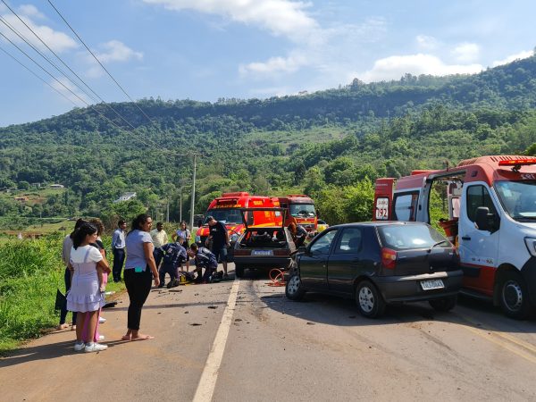 Colisão frontal deixa feridos e bloqueia ERS-129