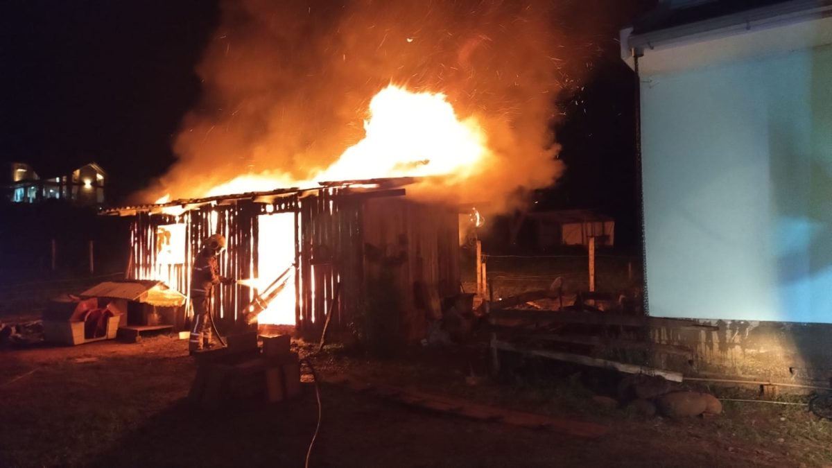 Incêndio consome galpão em Venâncio Aires