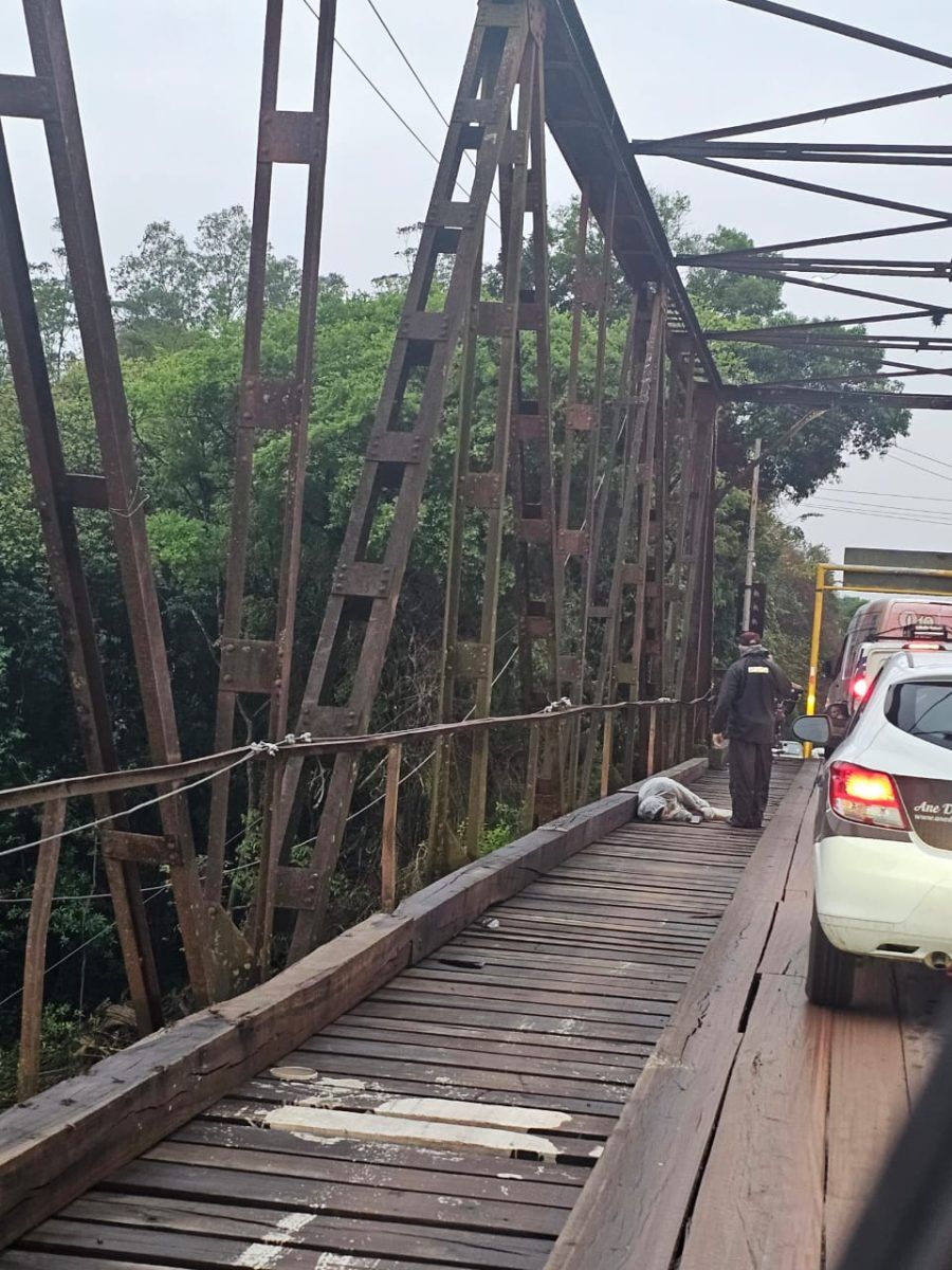 Motociclista cai durante travesseia na Ponte de Ferro