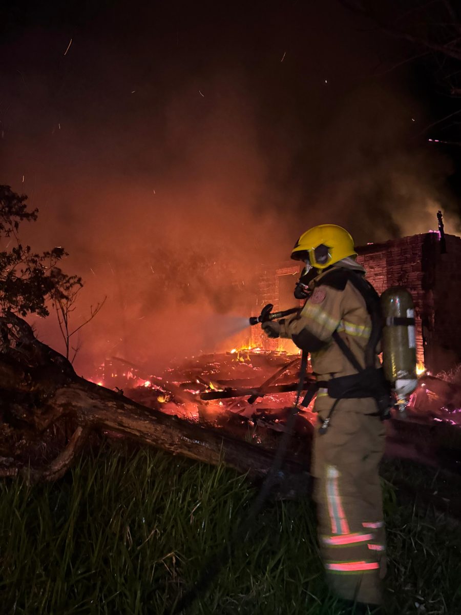 Casa é consumida pelo fogo em Taquari