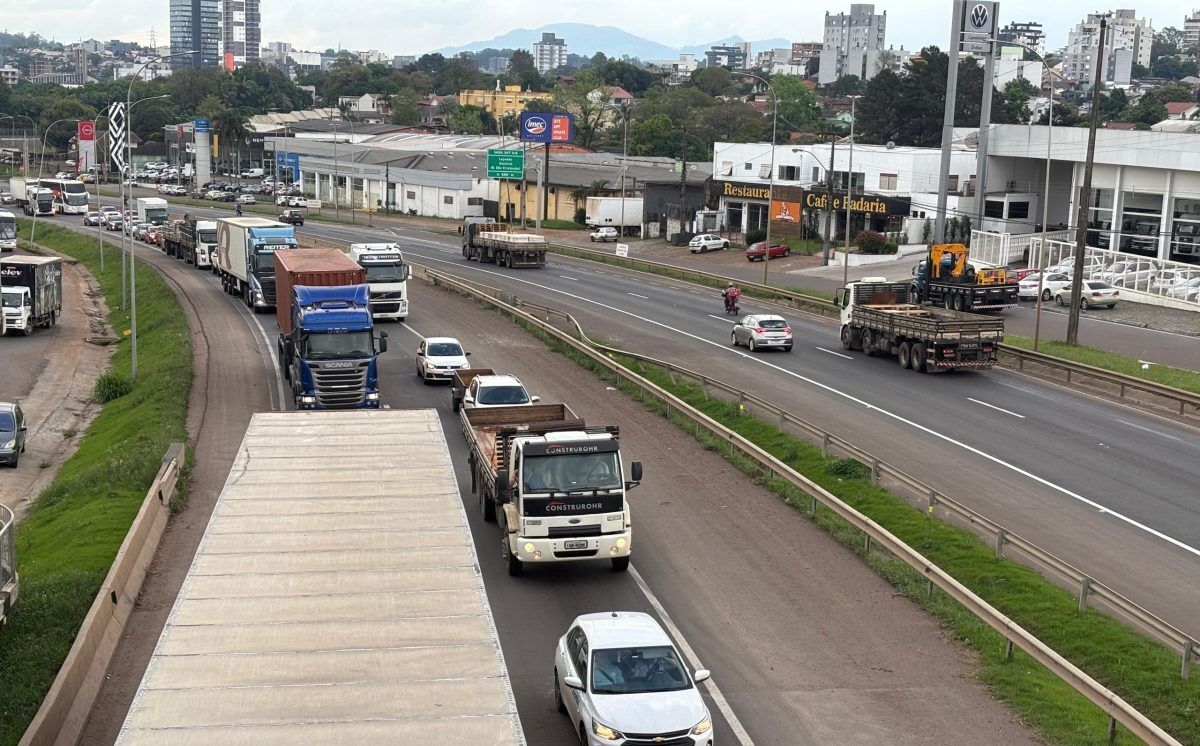 Fim de tarde registra grande congestionamento na BR-386