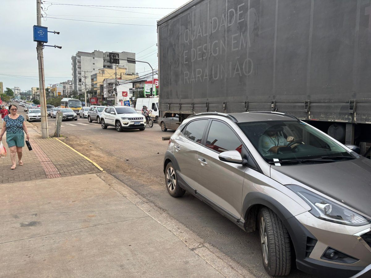 Colisão deixa trânsito lento na Avenida Pasqualini, no Americano