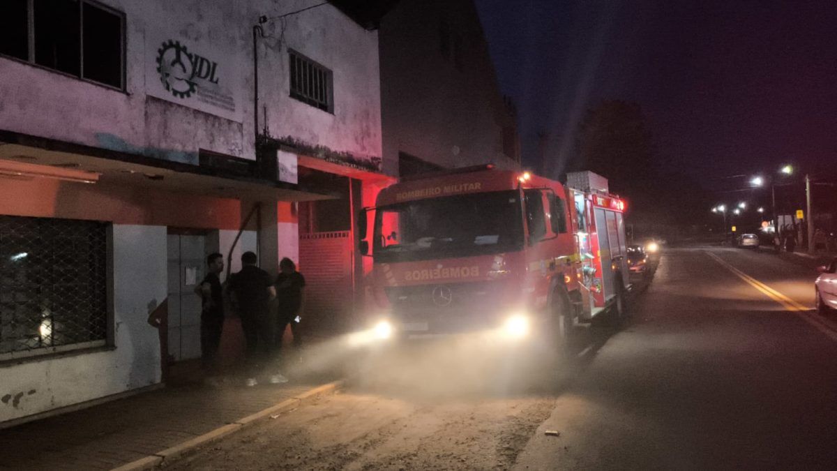 Bombeiros combatem incêndio em estabelecimento comercial