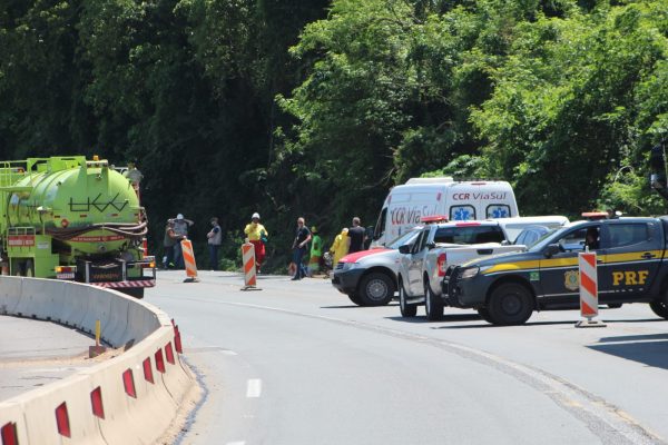 Acidente entre duas carretas bloqueia BR-386, em Pouso Novo