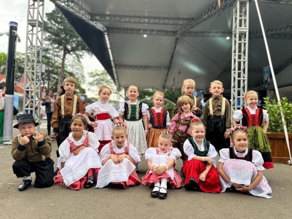 Pela primeira vez, alunos mirins da dança folclórica alemã se apresentam fora de Teutônia