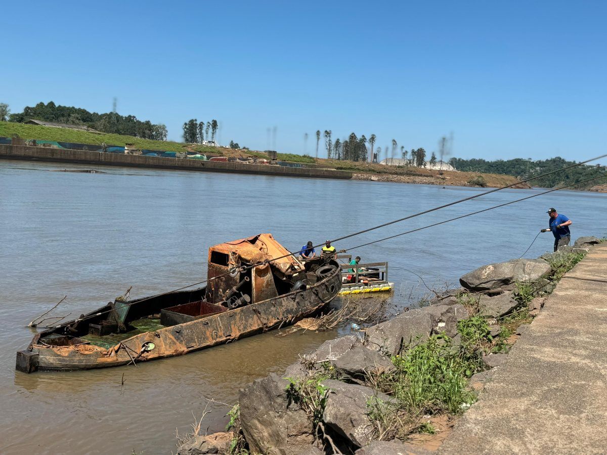 Empresa inicia retirada do rebocador da balsa que está no Rio Taquari