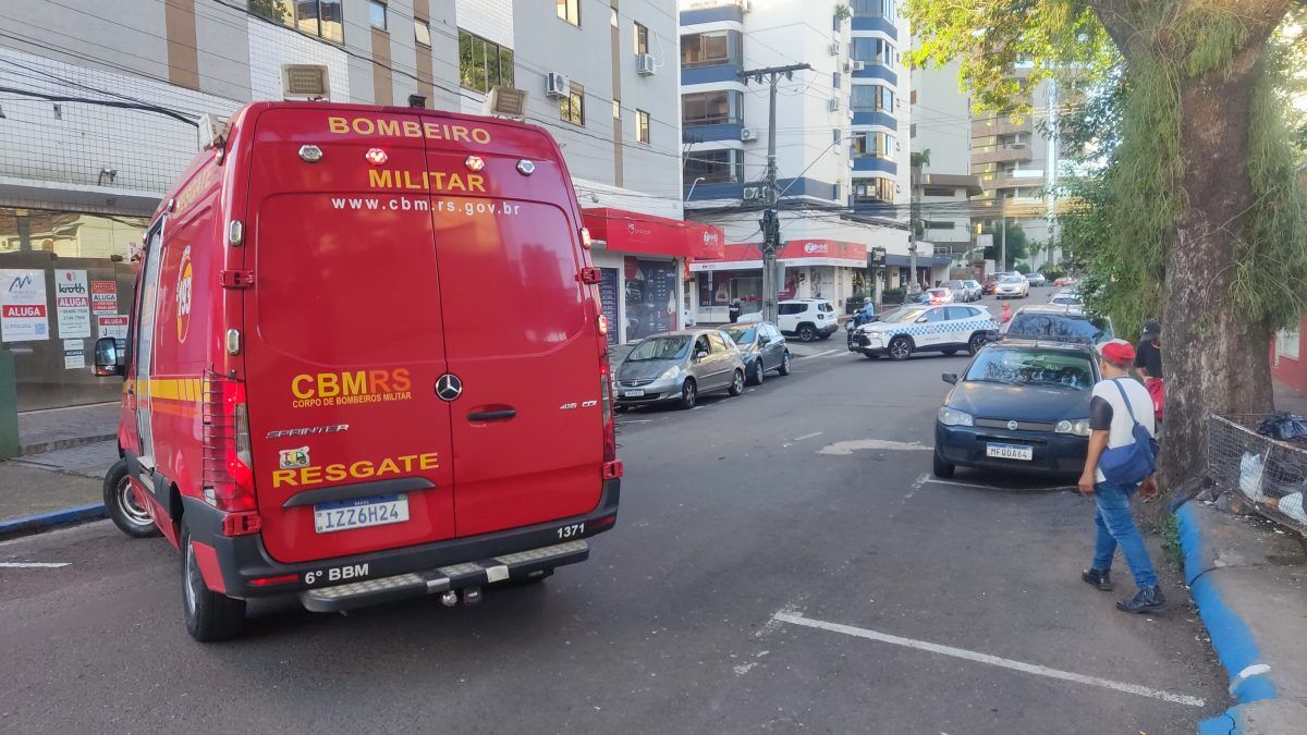 Colisão entre carros bloqueia Rua Tiradentes no centro de Lajeado