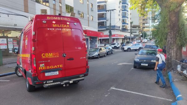 Colisão entre carros bloqueia Rua Tiradentes no centro de Lajeado