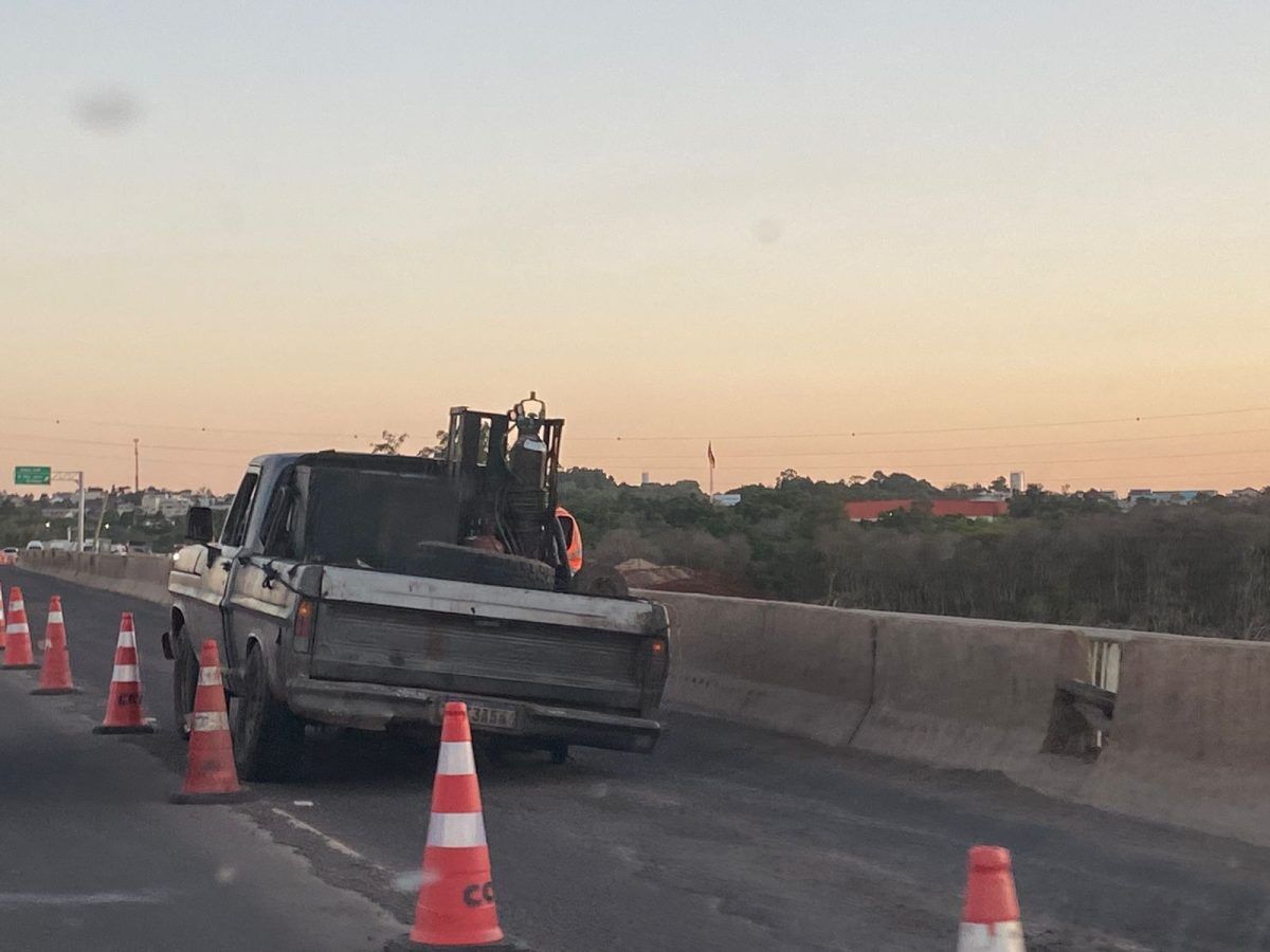 Camioneta em pane gera congestinamento sobre a ponte do Taquari