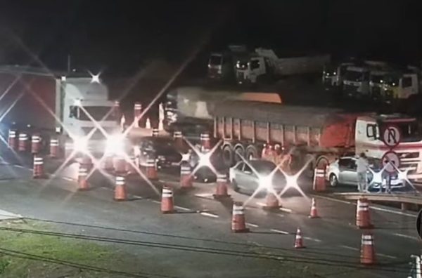 Carreta e Corolla colidem na BR-386, próximo a ponte em Estrela