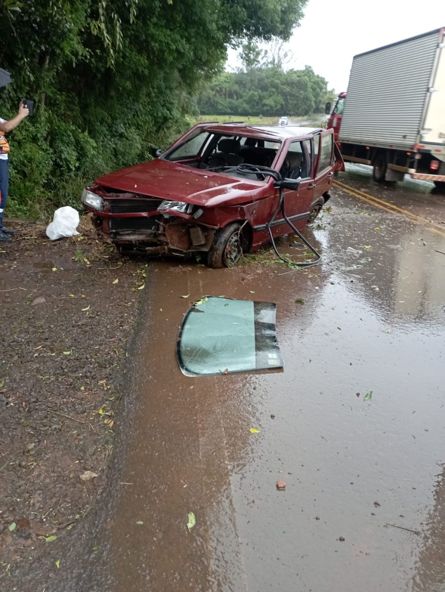 Homem, de 40 anos, sai ileso após capotamento de carro