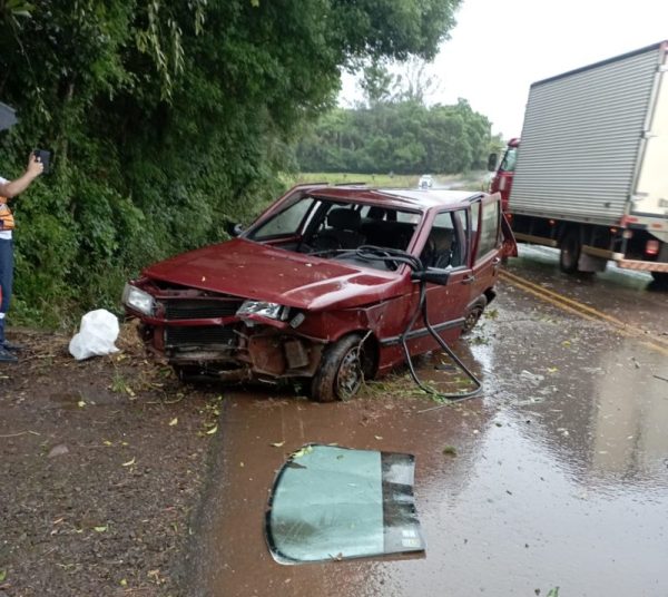 Homem, de 40 anos, sai ileso após capotamento de carro