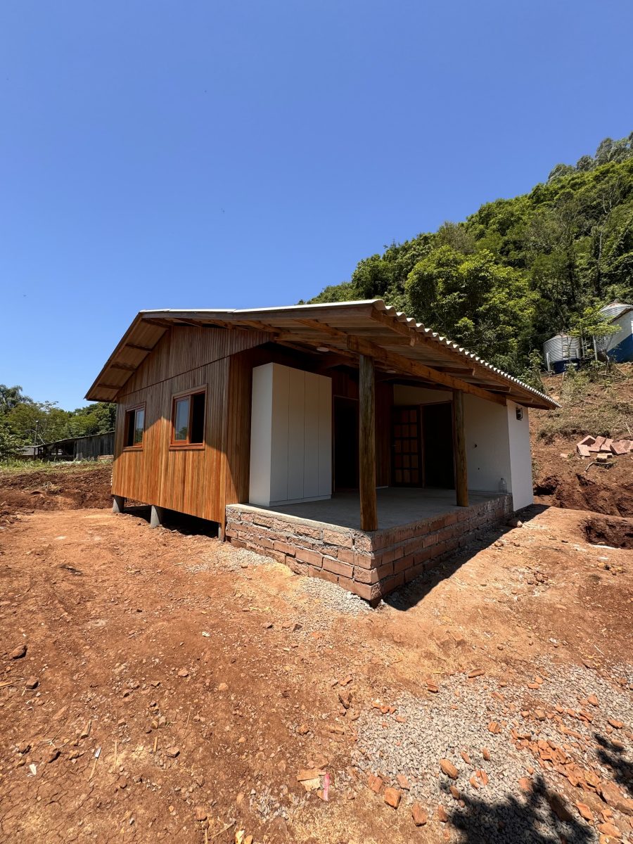 Família de Linha Azevedo recebe nova casa após desastre climático