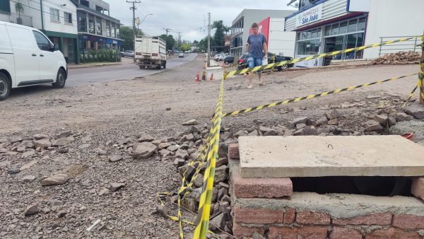 Moradores reclamam do atraso e prefeitura promete retomar obras em Conventos