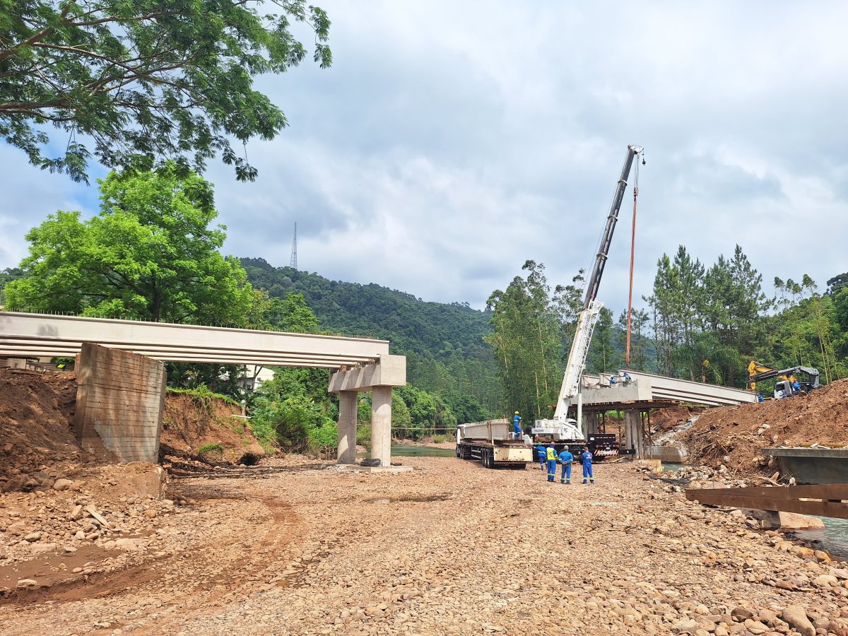 Vigas de nova ponte são içadas em Canudos do Vale