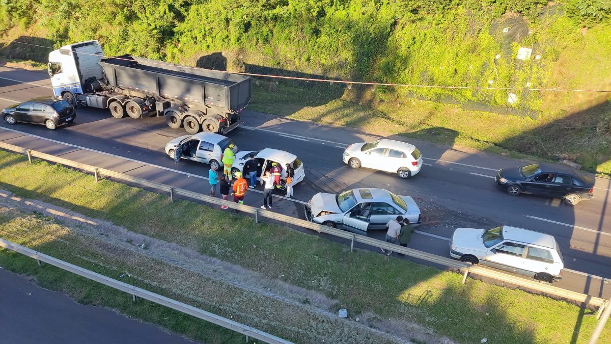 Colisão entre cinco carros causa lentidão na BR-386