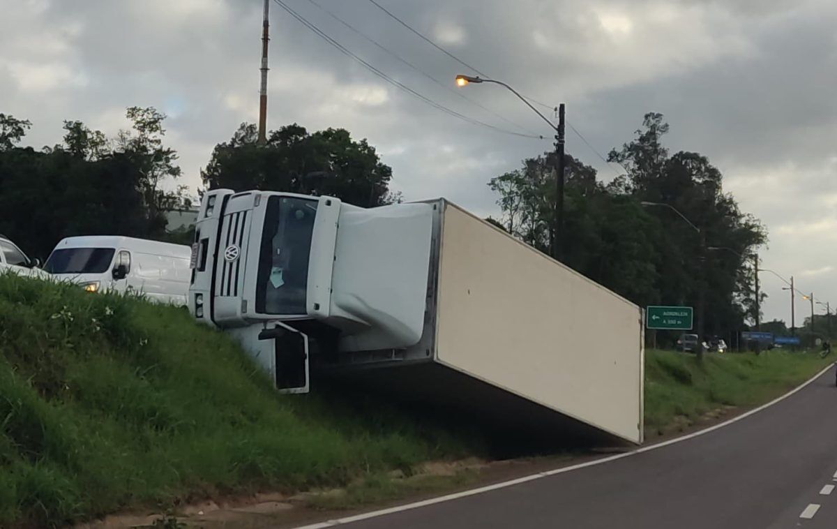 Caminhão tomba na ERS-130 após motorista adormecer ao volante