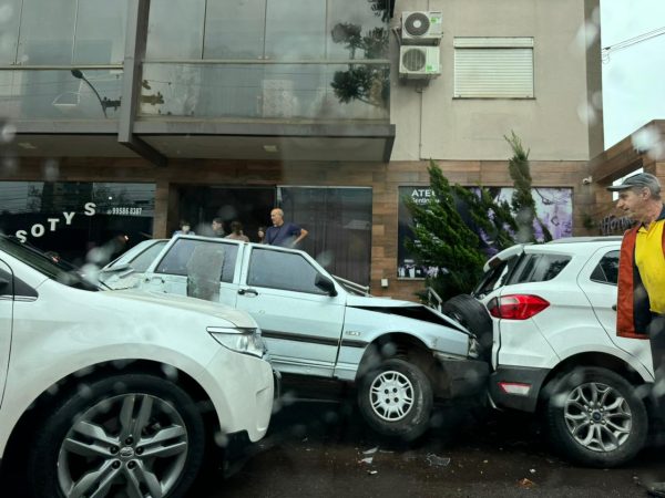 Carro colide em veículos estacionados no centro de Lajeado