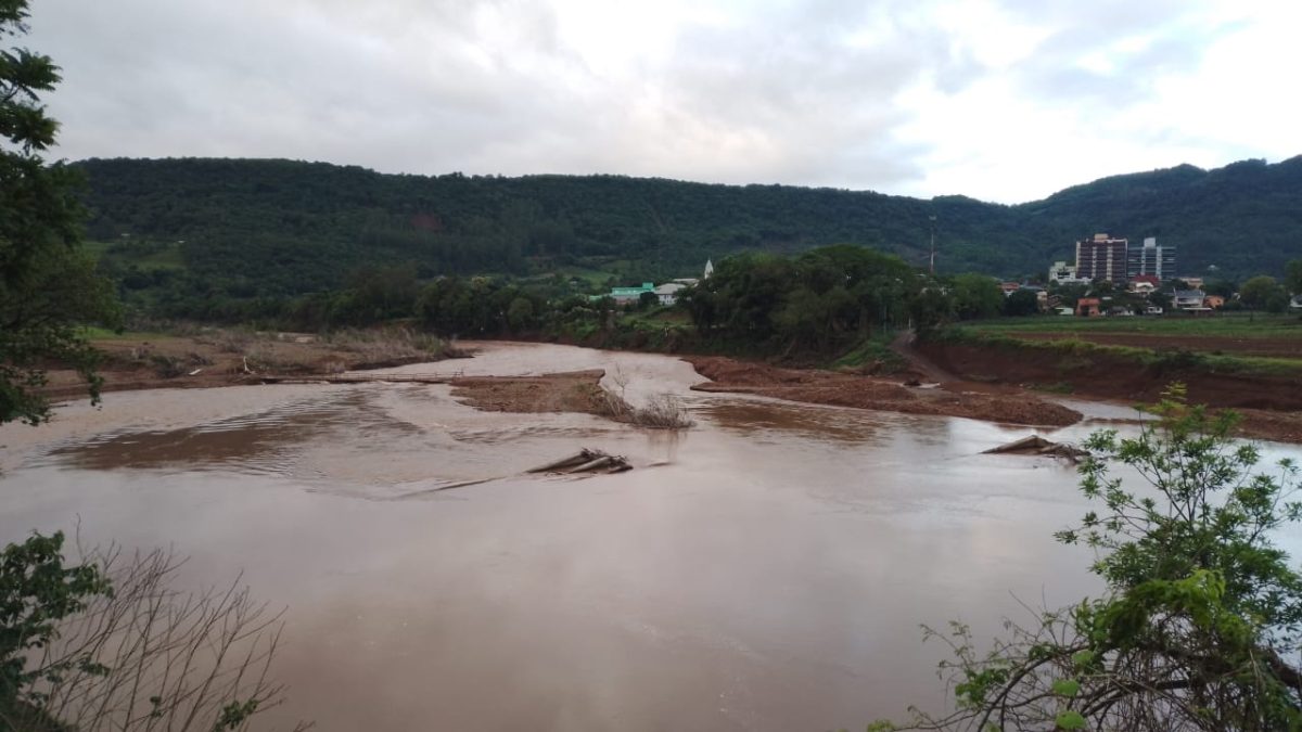 Elevação do rio Forqueta bloqueia ponte provisória de contêineres