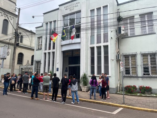 Comunidade escolar protesta contra demissões de professores da rede municipal