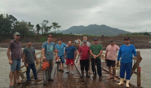 Voluntários concluem reparo e liberam ponte de contêineres