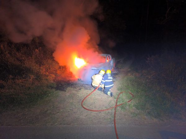 Bombeiros controlam incêndio em veículo em Arroio do Meio