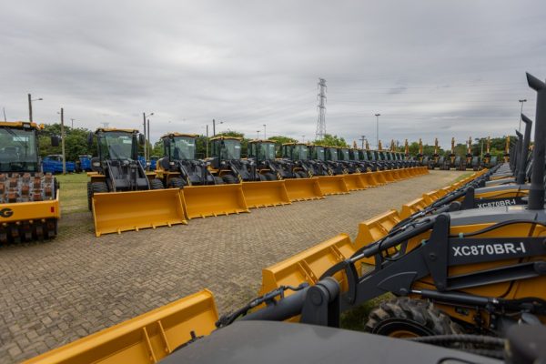 Governo entrega máquinas e equipamentos para cidades do Vale