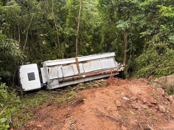 Caminhão desce ribanceira na ERS-332, em Encantado