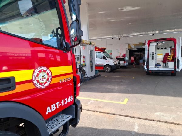 Funcionária de posto de combustível fica ferida depois de ser prensada por veículo