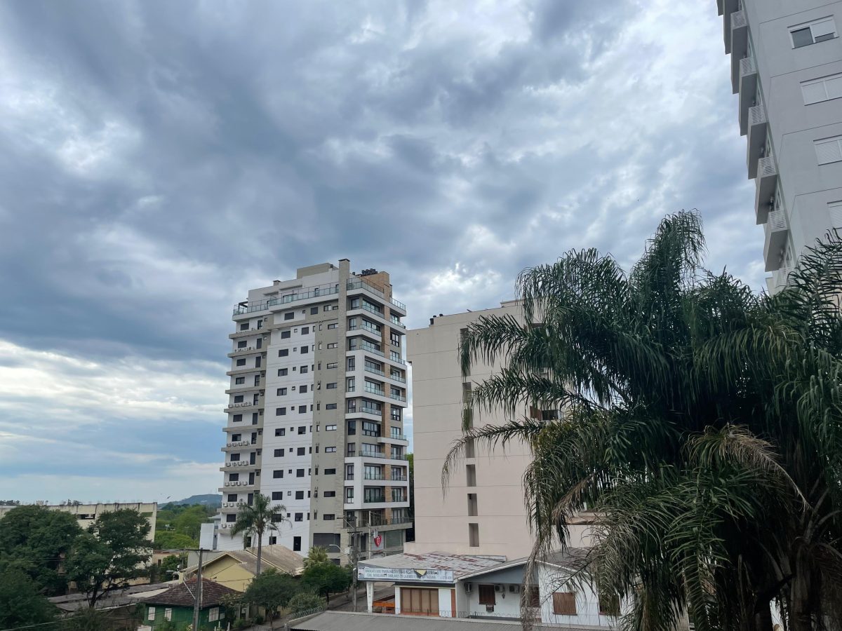 Sábado de calor e chance de chuva na região