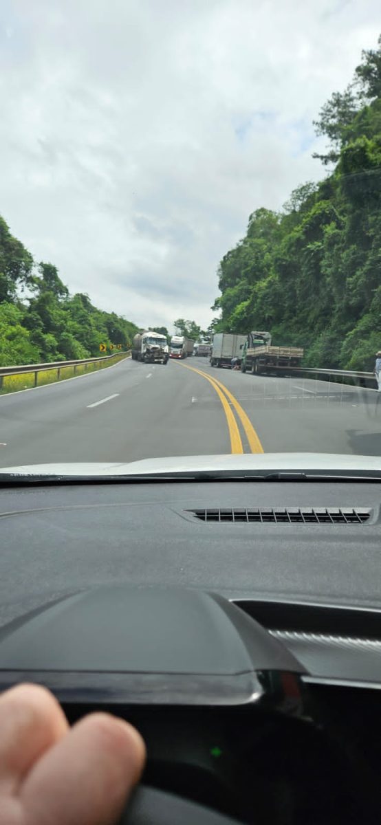 Acidente envolvendo duas carretas bloqueia faixa da BR-386