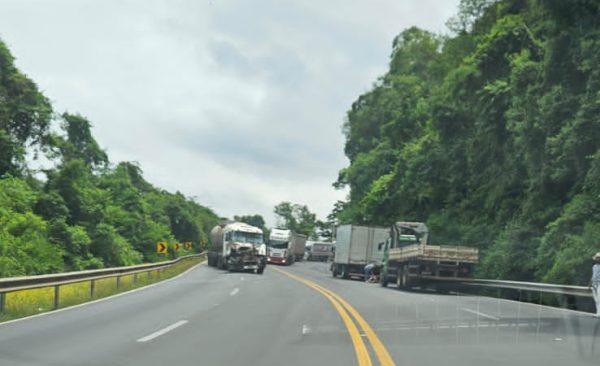 Acidente envolvendo duas carretas bloqueia faixa da BR-386