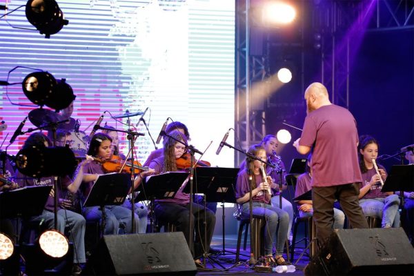 Orquestras e grupo vocal trazem a riqueza musical ao palco da feira