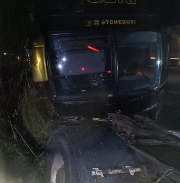 Ônibus do grupo Tchê Guri sofre acidente na freeway