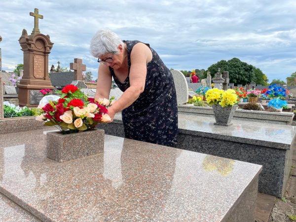 Cemitérios lotam em dia de homenagens e orações