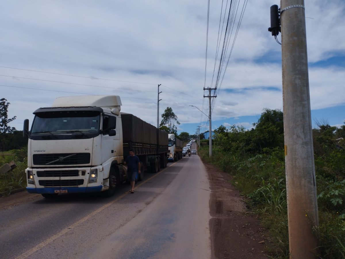 Carretas bitrem retornam em marcha ré no acesso à Ponte de Ferro